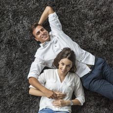 Paar auf dem Teppich